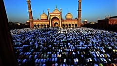  المسلمون يؤدون صلاة عيد الفطر في نيودلهي