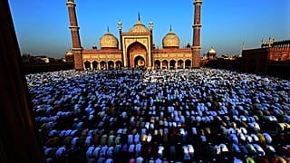  المسلمون يؤدون صلاة عيد الفطر في نيودلهي