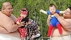 Früher - so wie hier 2007 - wurden die Babys von Sumo-Ringern hochgehalten. 