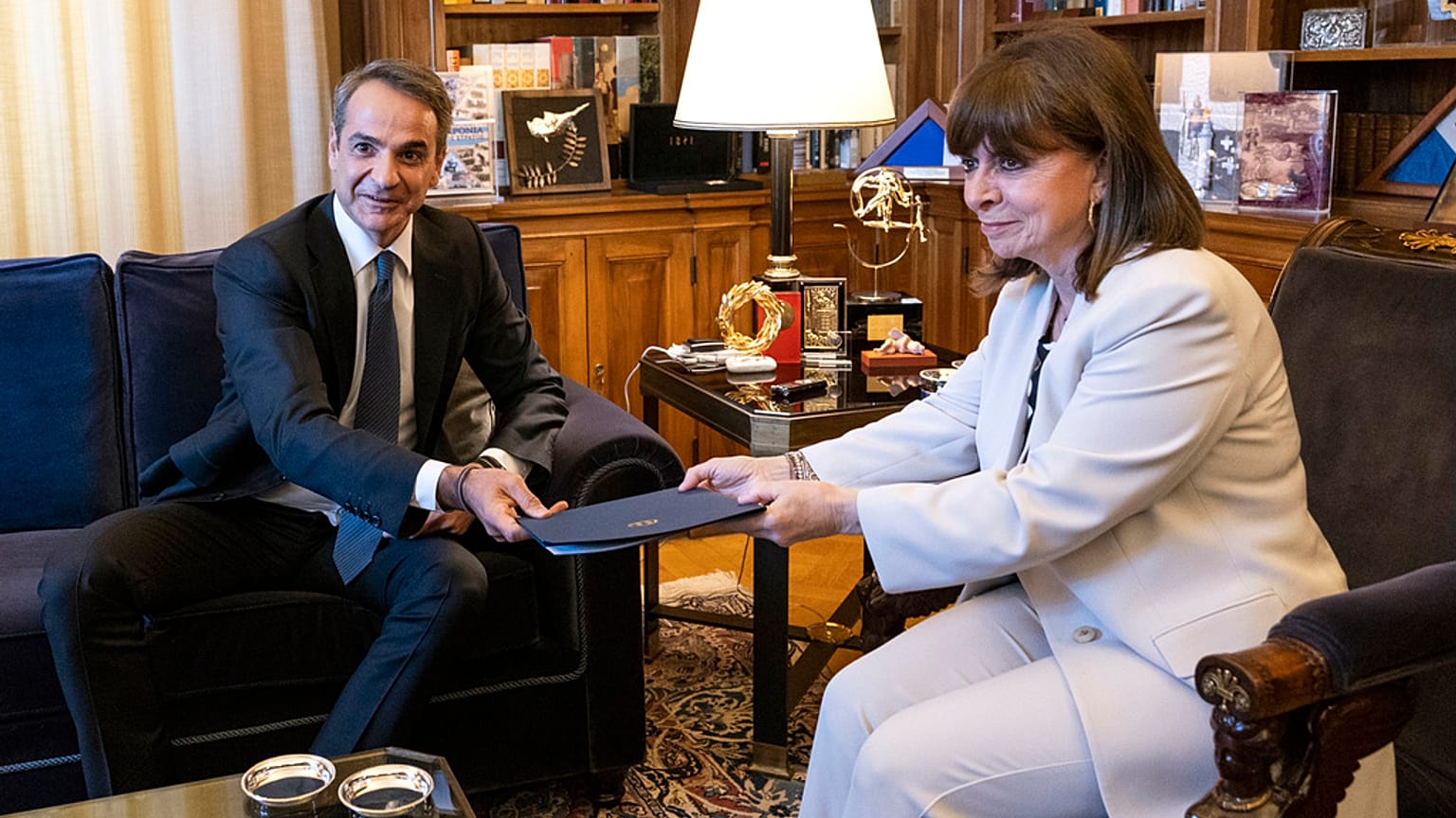 Ministerpräsident Kyriakos Mitsotakis traf sich mit der griechischen Staatspräsidentin, das Parlament ist aufgelöst