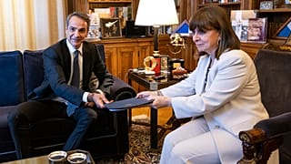Ministerpräsident Kyriakos Mitsotakis traf sich mit der griechischen Staatspräsidentin, das Parlament ist aufgelöst