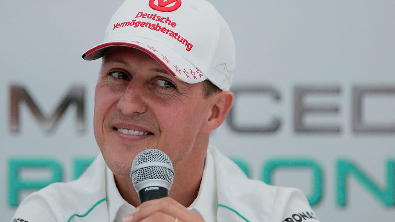 Yedi kez F1 şampiyonu olan Alman sürücü Michael Schumacher 2012 yılındaki bir basın toplantısında emekli olacağını duyurdu