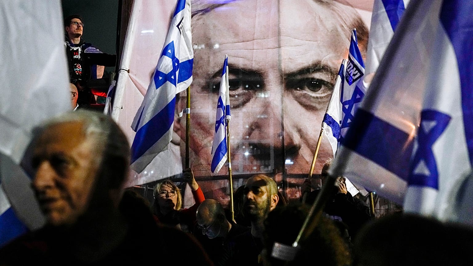 In Israel sind zum 16. Mal in Folge Hunderttausende auf die Straße gegangen, um gegen die Regierung von Benjamin Netanjahu und ihre umstrittene Justizreform zu protestieren.