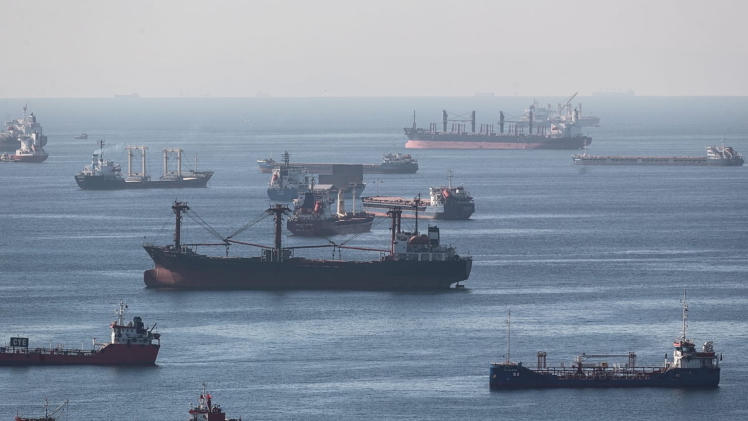 Ukrán gabonát szállító teherhajók horgonyoznak a Márvány-tengeren, Isztambul partjai előtt 2022. október 22-én