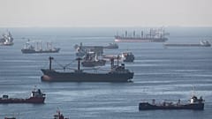 Ukrán gabonát szállító teherhajók horgonyoznak a Márvány-tengeren, Isztambul partjai előtt 2022. október 22-én