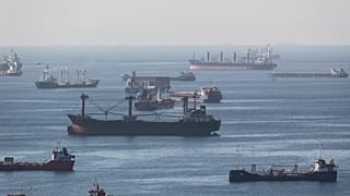 Ukrán gabonát szállító teherhajók horgonyoznak a Márvány-tengeren, Isztambul partjai előtt 2022. október 22-én