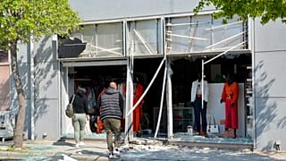 Έκρηξη σε εμπορικό κατάστημα στη Λάρισα