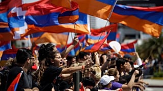 Παιδιά κρατούν σημαίες της Αρμενίας (Φωτογραφία Αρχείου)
