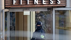 Polizeibeamter steht vor dem Fitness-Studio in Duisburg, in dem die Messerattacke stattfand
