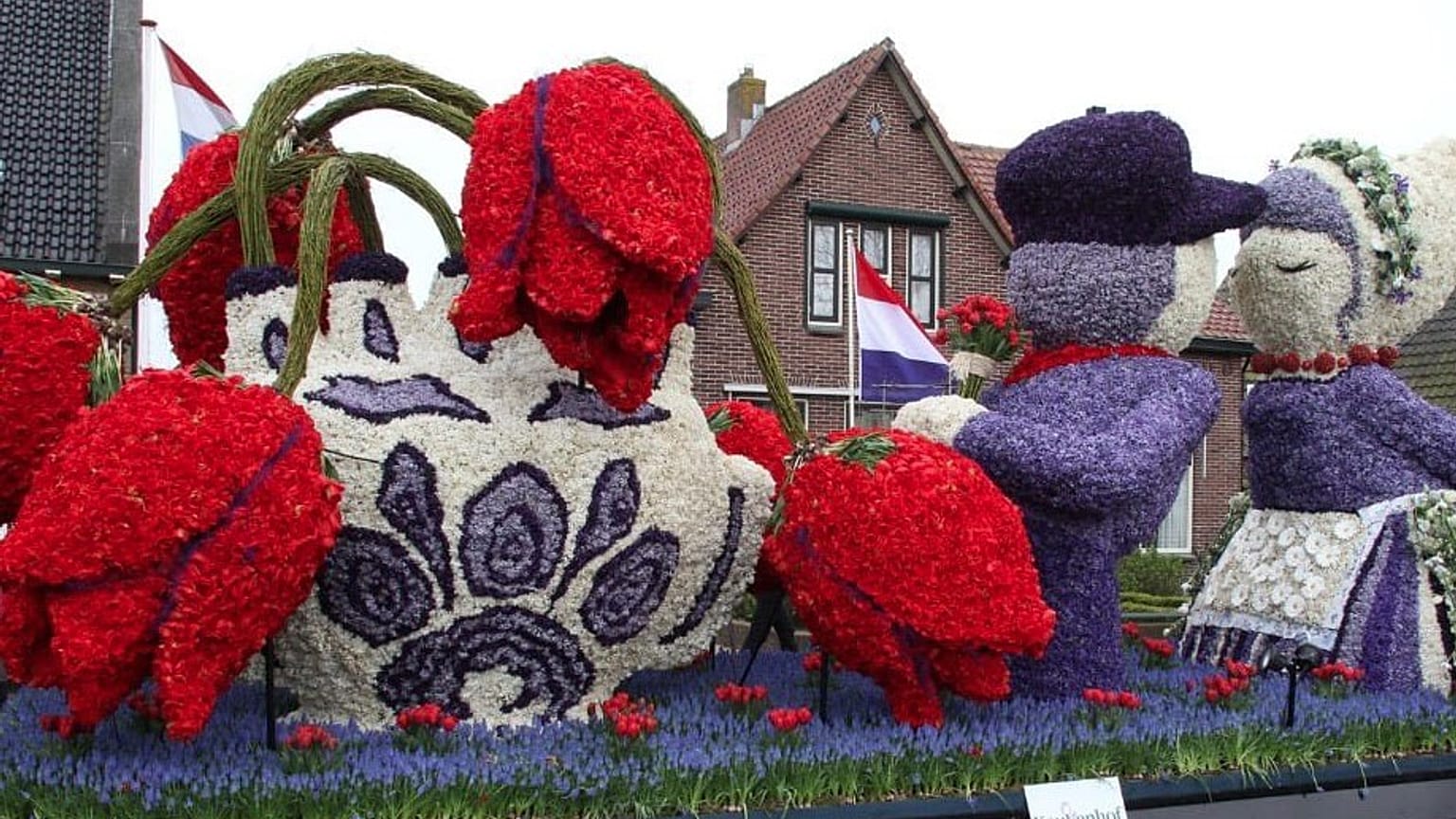 Dezenas de carros decorados com flores desfilaram nos Países Baixos
