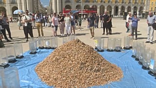 Ein Berg von Zigarettenstummeln in Lissabon am 23.4.2023