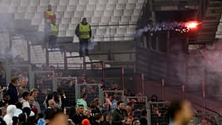 مشجعون يلقون مشاعل على أرض الملعب خلال مباراة مرسيليا وفينورد في ملعب فيلودروم في مرسيليا  