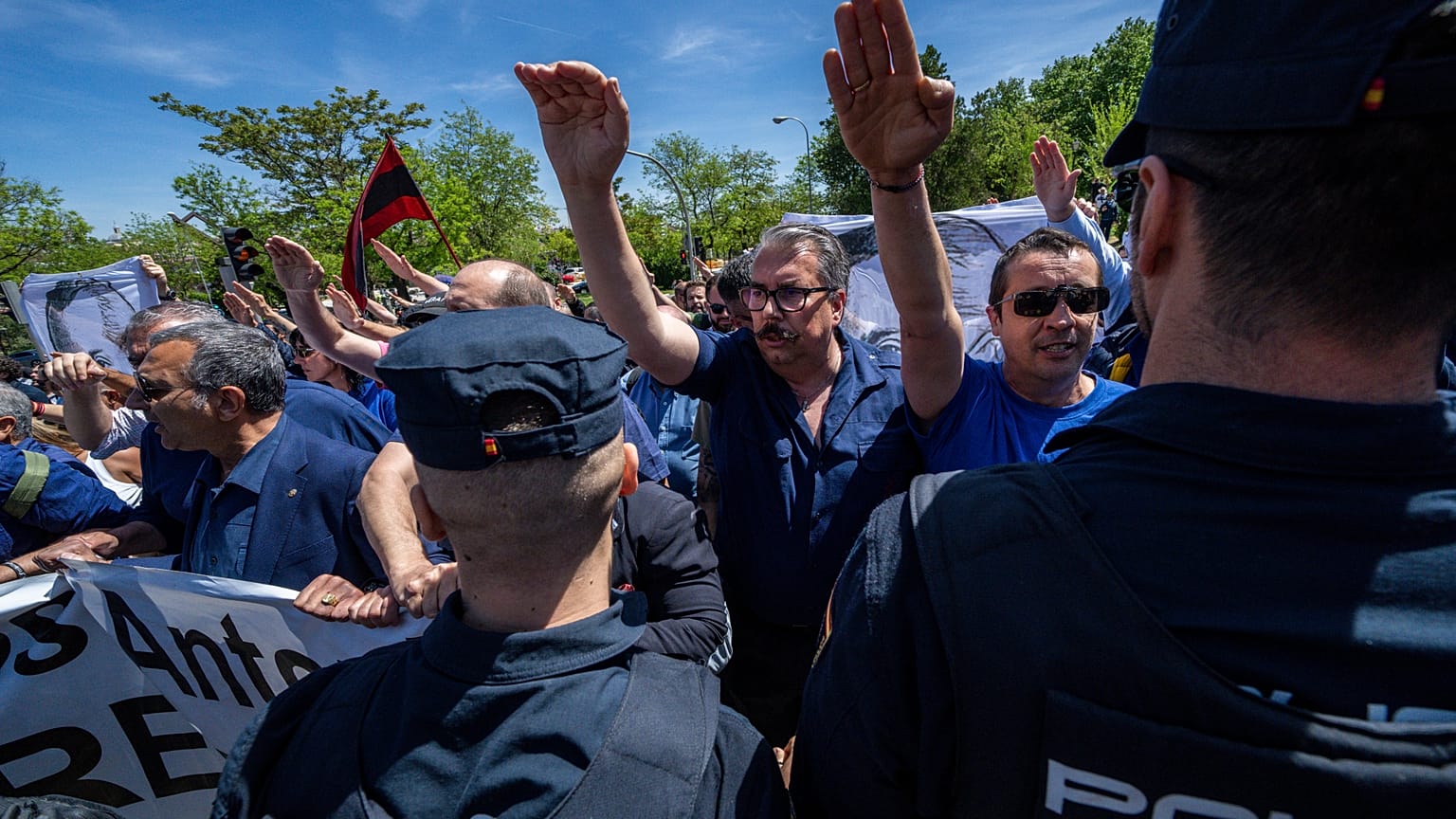 Decenas de personas hacen el saludo fascista mientras se concentran frente al cementerio de San Isidro en Madrid, España, el lunes 24 de abril de 2023.
