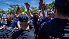 Decenas de personas hacen el saludo fascista mientras se concentran frente al cementerio de San Isidro en Madrid, España, el lunes 24 de abril de 2023.