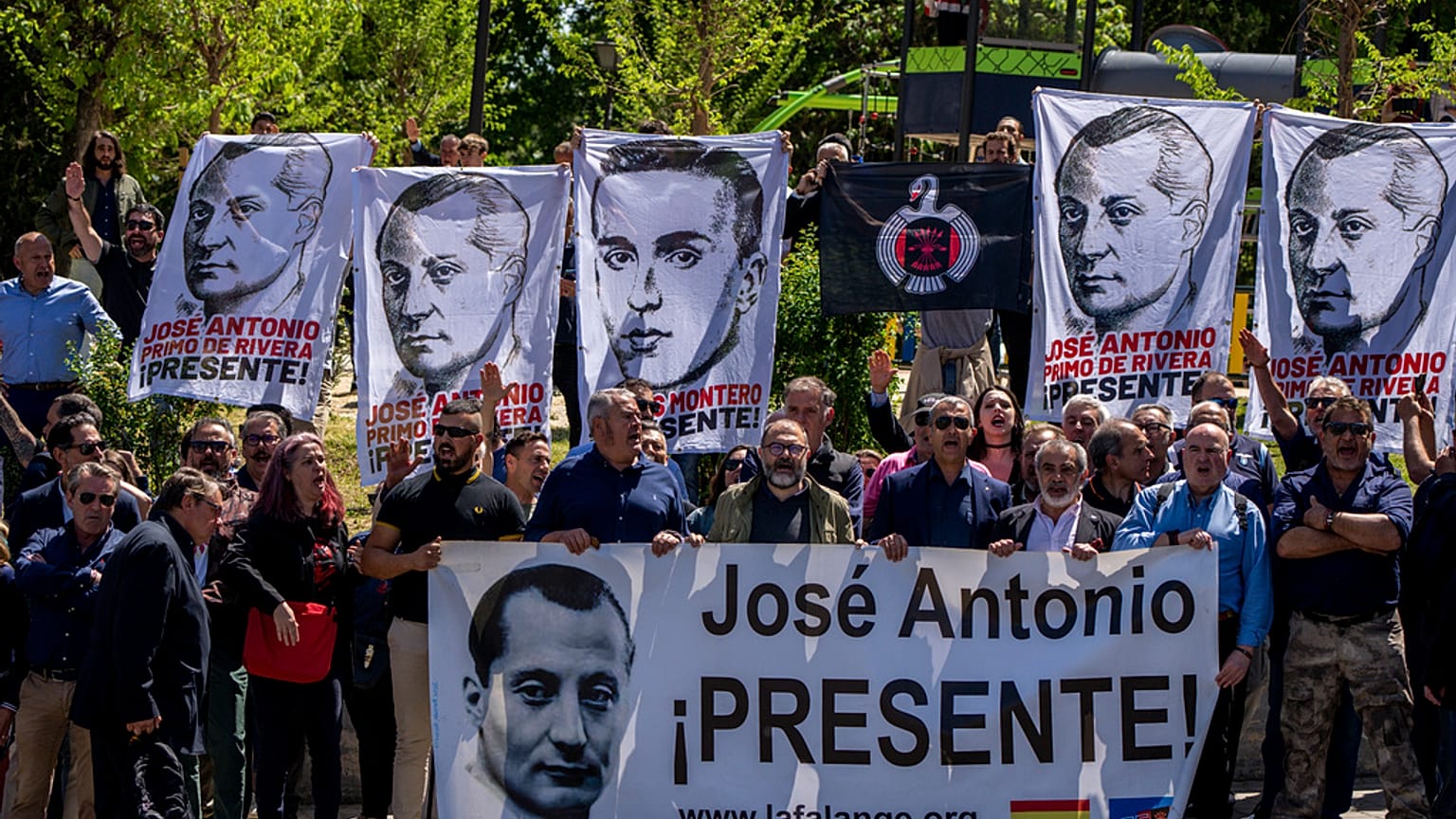 Falangisten am Friedhof in Madrid