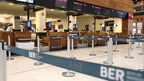 O pessoal do controlo de passageiros e os seguranças do aeroporto de Berlim-Brandemburgo exigem remunerações mais elevadas.