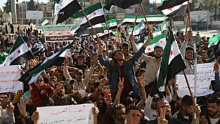 Suriyeliler muhaliflerin kontrölü altında olan İdlib'de 23 Nisan 2023'te bazı Arap ülkelerinin Esad hükümeti ile yakınlaşmasına karşı gösteri düzenledi.