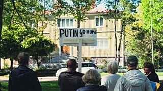 Tüntetők az alandi orosz konzulátus előtt