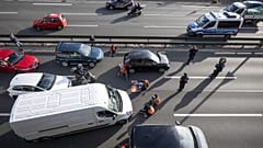 Az Utolsó generáció aktivistái ülnek az A100-as úton, Berlinben