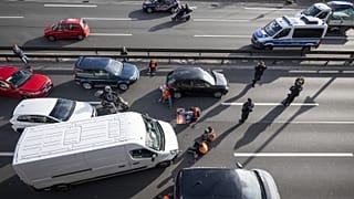 Az Utolsó generáció aktivistái ülnek az A100-as úton, Berlinben