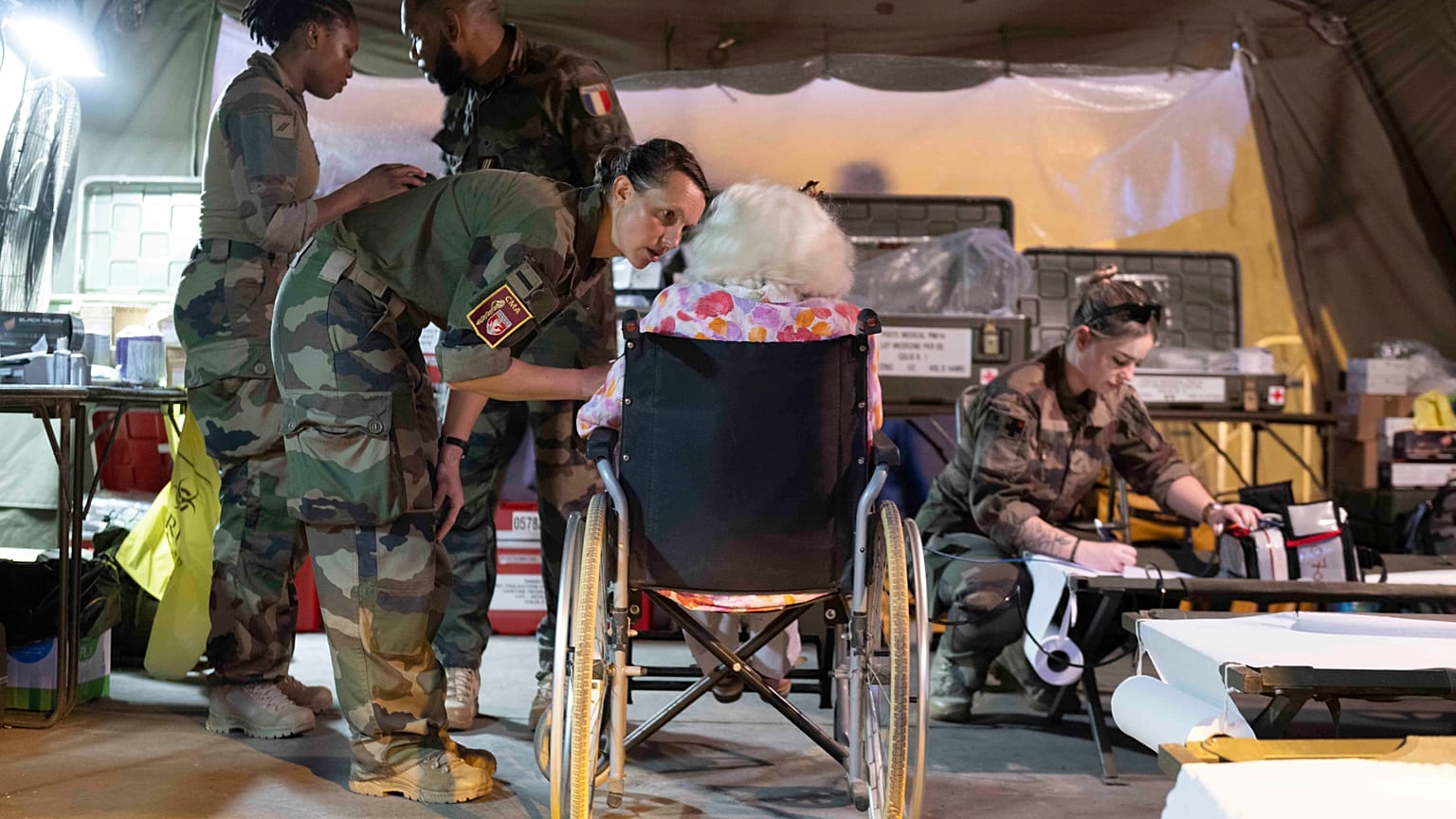 Cette photo fournie par l'armée française montre des infirmiers militaires prenant soin de citoyens français après leur arrivée à Djibouti, dimanche 23 avril 2023.