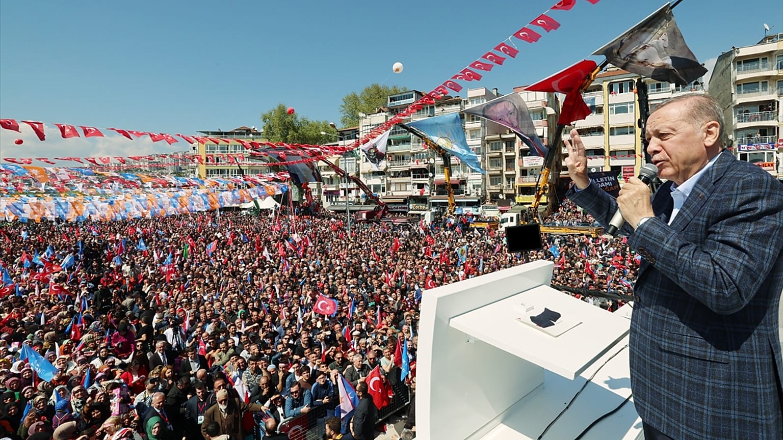 Erdoğan: "Şehir içi taksi, dolmuş, minibüs, midibüs, otobüs, çekici işletmeciliği, kamyonla ticari taşımacılık yapan esnafımız aynı cins taşıtlarını yenilerken ÖTV ödemeyecek