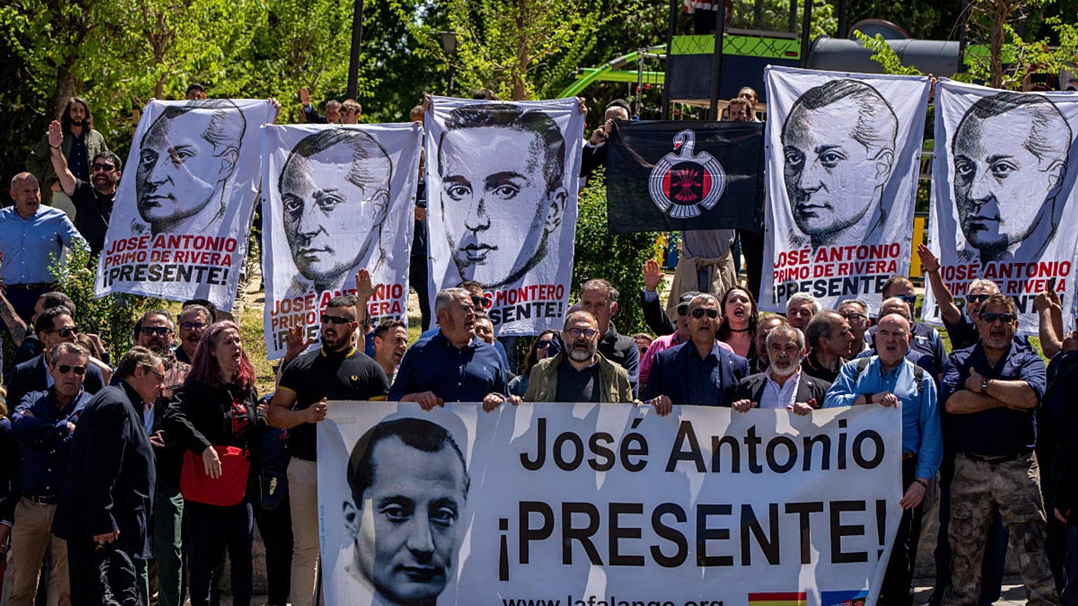 T��bb tucat híve gyülekezik Primo de Rivera exhumálásához a madridi San Isidro temetőben április 24-én  (AP Photo/Manu Fernandez)