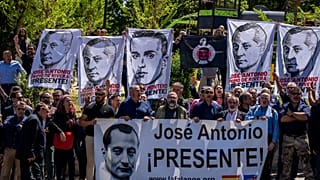 T��bb tucat híve gyülekezik Primo de Rivera exhumálásához a madridi San Isidro temetőben április 24-én  (AP Photo/Manu Fernandez)