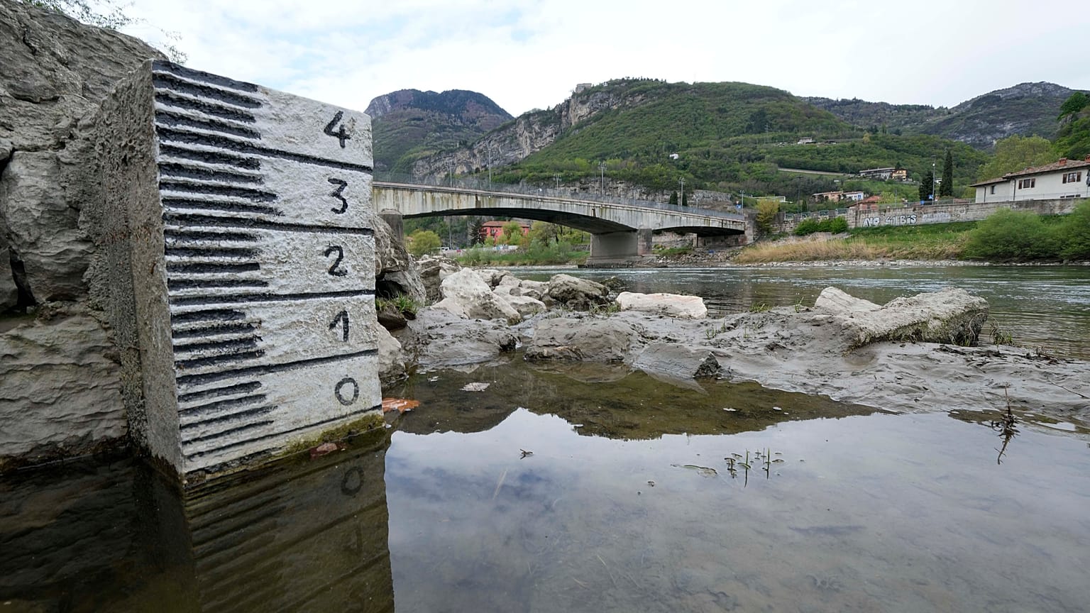 Rekordalacsony vízállást mértek április 17-én az észak-olaszországi Adige folyón Trento közelében  (AP Photo/Luca Bruno)