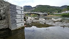 Rekordalacsony vízállást mértek április 17-én az észak-olaszországi Adige folyón Trento közelében  (AP Photo/Luca Bruno)