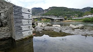 Rekordalacsony vízállást mértek április 17-én az észak-olaszországi Adige folyón Trento közelében  (AP Photo/Luca Bruno)
