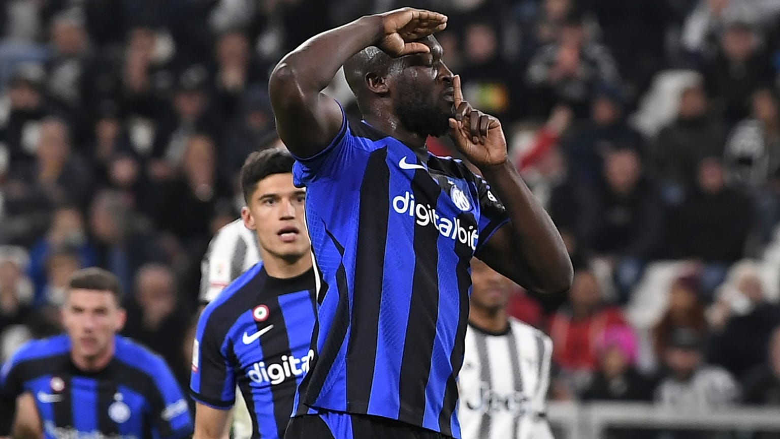 لاعب إنتر ميلان روميلو لوكاكو أثناء المباراة ضد يوفنتوس في استاد تورينو في الرابع من نيسان / أبريل