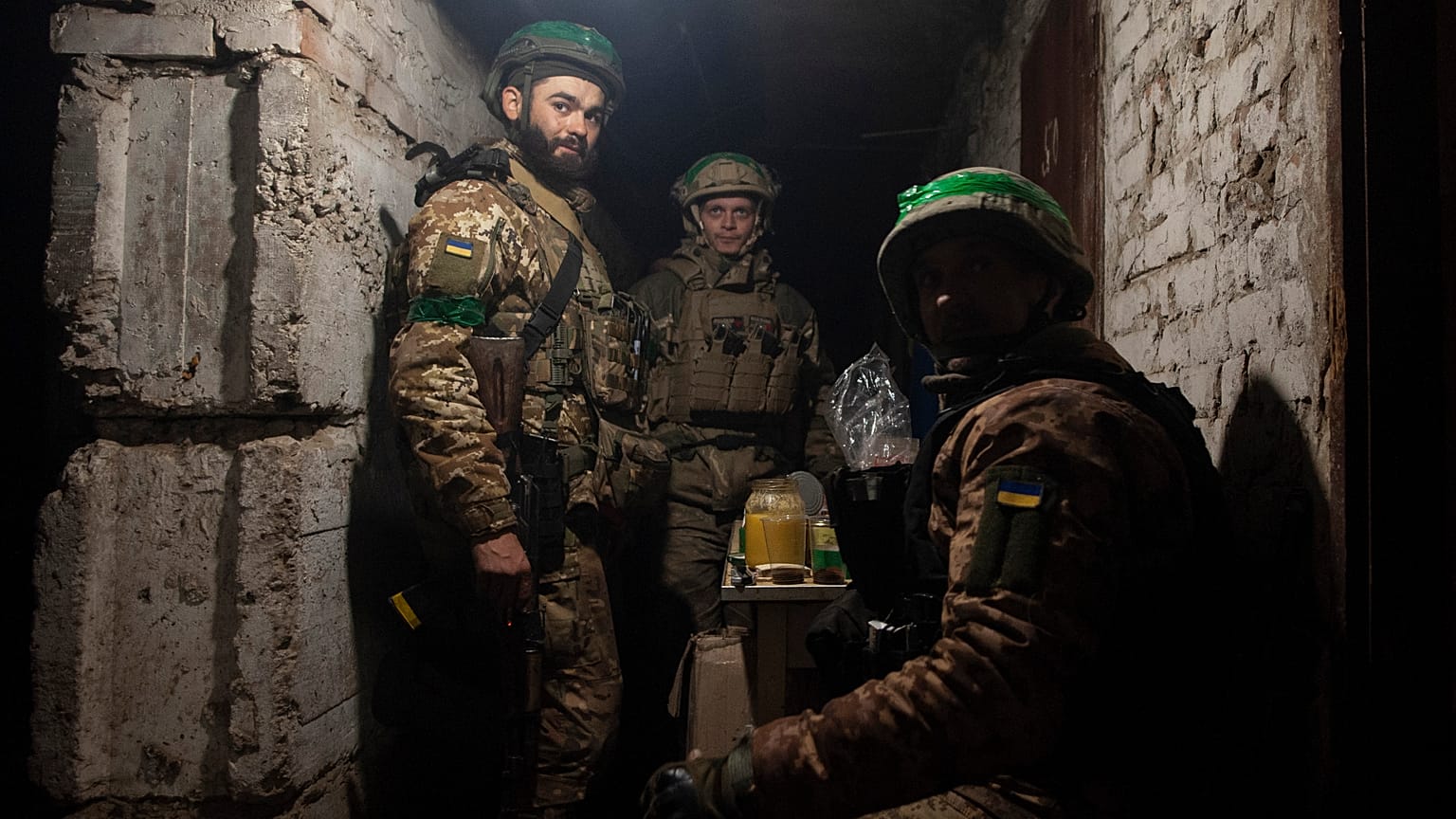 Soldados ucranianos son vistos en un refugio en Bajmut, región de Donetsk, Ucrania, golpeada por la guerra, el 23 de abril de 2023.