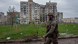 Ukrainian soldiers in Bakhmut