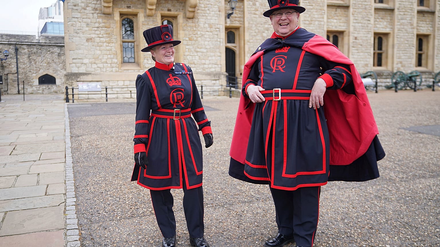 Yeoman Warders, también conocidos como Beefeaters posan para una foto con su nuevo uniforme para la coronación del rey Carlos III, en la Torre de Londres, 24/04/2023