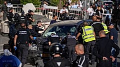 Полицейские работают на месте, где автомобиль въехал в толпу людей. Иерусалим, Израиль. 24 апреля 2023.