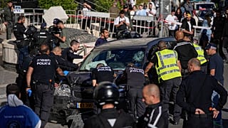 Полицейские работают на месте, где автомобиль въехал в толпу людей. Иерусалим, Израиль. 24 апреля 2023.