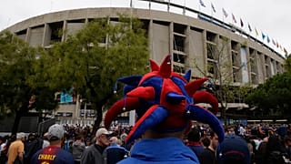 مشجعو برشلونة ينتظرون انطلاق مباراة لفريقهم أمام ستاد كامب نو ـ أرشيف