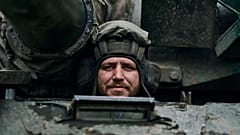 Ukrán katona egy páncélozott harcjárműben Bahmutban április 23-án.  (MTI/AP/Libkos) 