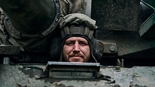 Ukrán katona egy páncélozott harcjárműben Bahmutban április 23-án. (MTI/AP/Libkos)