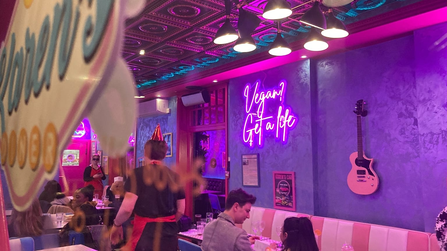 ARCHIV: Innenraum eines Karen's Diner Restaurants in London, April 2023 