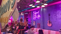 Interior de um restaurante Karen's Diner em Londres, Abril de 2023