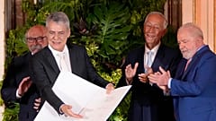 Chico Buarque recebe Prémio Camões, em Portugal, ao lado dos presidentes Marcelo Rebelo de Sousa e Lula da Silva
