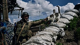 Soldado ucraniano na linha da frente em Donetsk, Ucrânia