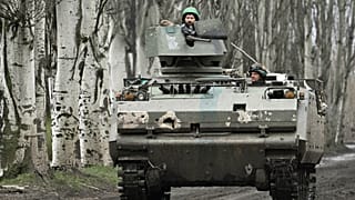 Ein Schützenpanzer des niederländischen Typs YPR-765 im Einsatz