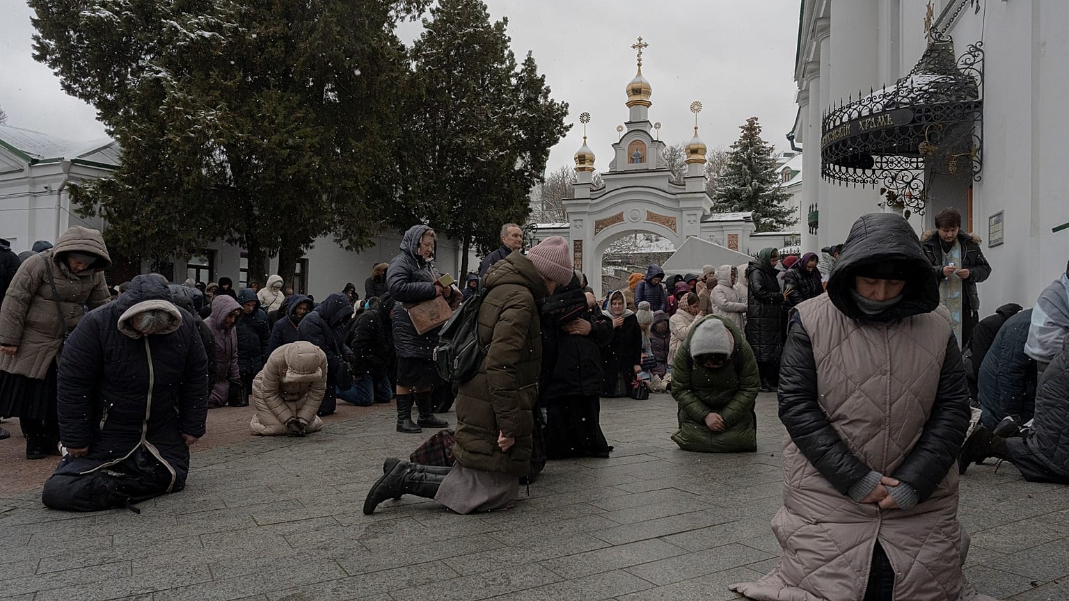 Hívők a Pecserszka Lavra kolostor területén 2023 március végén