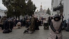 Hívők a Pecserszka Lavra kolostor területén 2023 március végén
