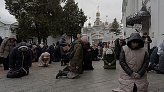 Hívők a Pecserszka Lavra kolostor területén 2023 március végén