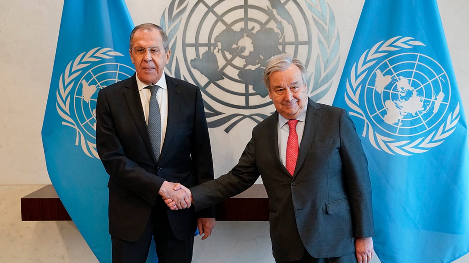 Birleşmiş Milletler (BM) Genel Sekreteri Antonio Guterres ve Rusya Dışişleri Bakanı Sergey Lavrov (solda)