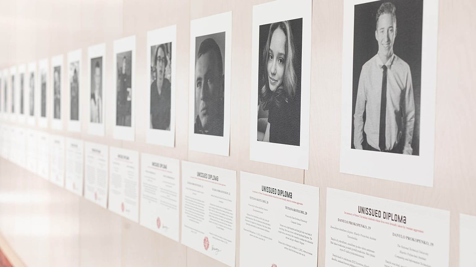 Exposition de diplômes non délivrés "Unissued Diplomas" à l'université LUT de Lappeenranta en Finlande.